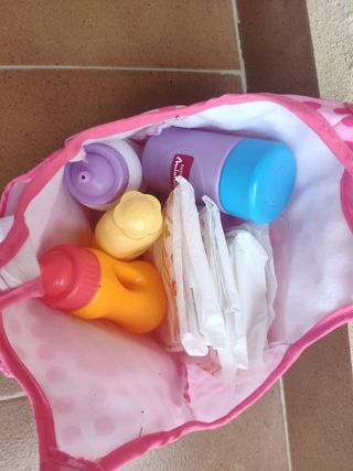 Bolsa de bebé con accesorios. Mimittos.