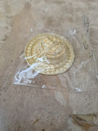 Mini sombrero de paja para casa de muñecas