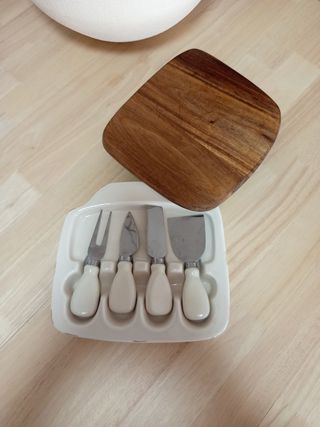 Tabla de quesos con cuchillos