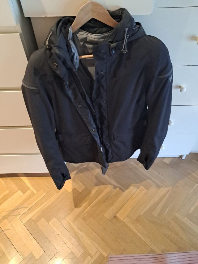 Cazadora de moto negra con capucha Dainese. Nueva.