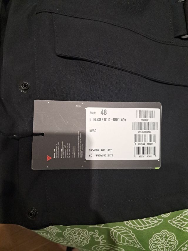 Cazadora de moto negra con capucha Dainese. Nueva.