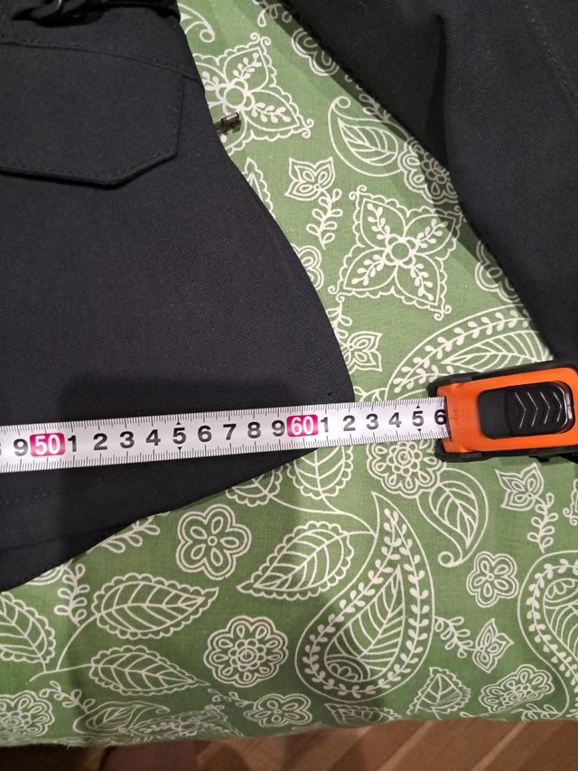 Cazadora de moto negra con capucha Dainese. Nueva.