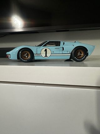 Ford GT40 1/18 Shelby Collectibles.