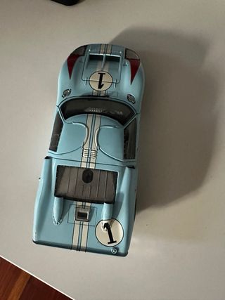 Ford GT40 1/18 Shelby Collectibles.
