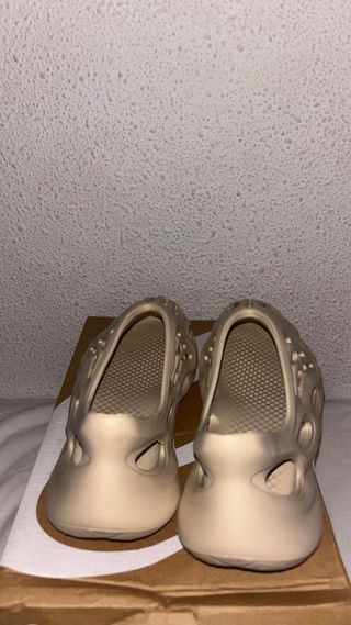 Chanclas Yeezy Beige