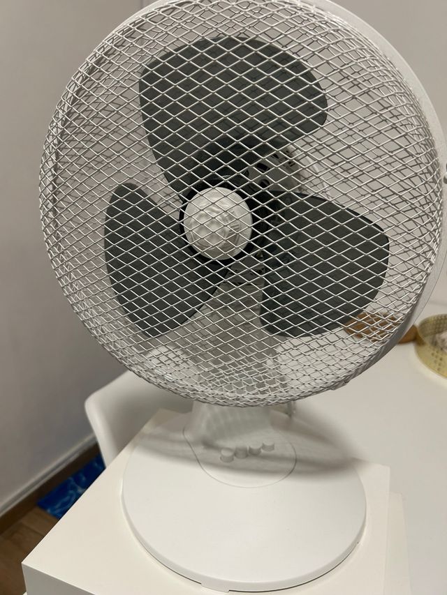 Ventilador de mesa blanco