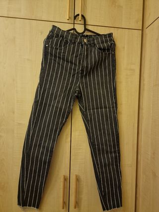 Pantalones de rayas grises y blancas
