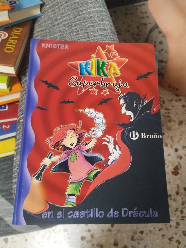KIKA SUPERBRUJA EN CASTILLO DRACULA (10)