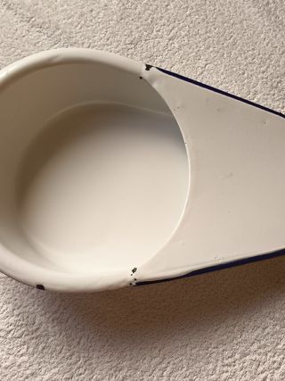 BACINILLA ANTIGUA PORCELANA ESMALTADA EN BLANCO.