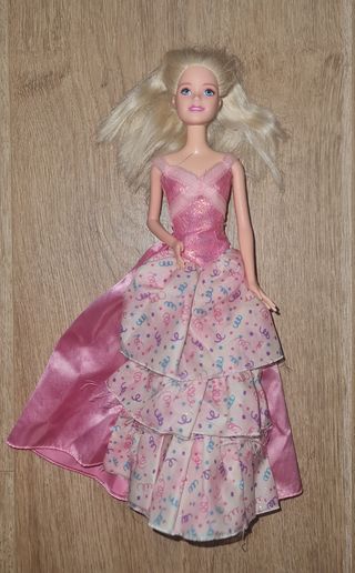 Muñeca Barbie con vestido rosa.