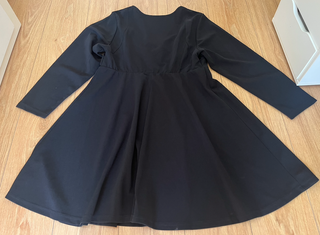 Vestido negro elegante de manga larga