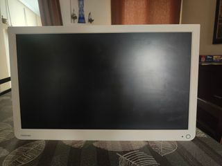 TV Toshiba 22 Blanca con Soporte Pared