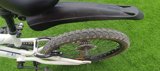 Bicicleta infantil blanca y verde