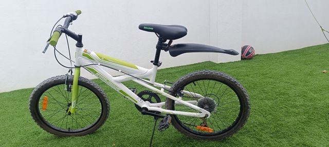 Bicicleta infantil blanca y verde