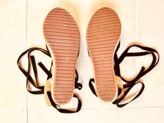 Sandalias de cuña negras con lazada