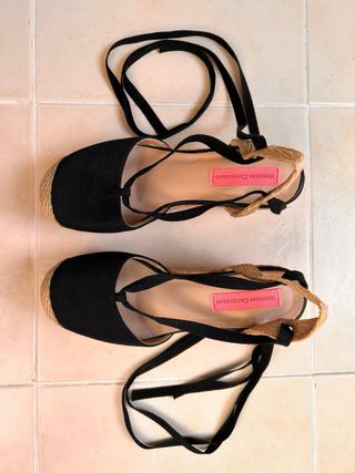 Sandalias de cuña negras con lazada