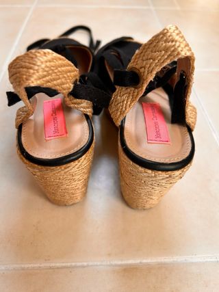 Sandalias de cuña negras con lazada