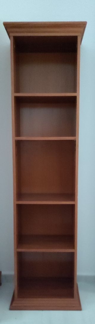 Estantería de madera marrón