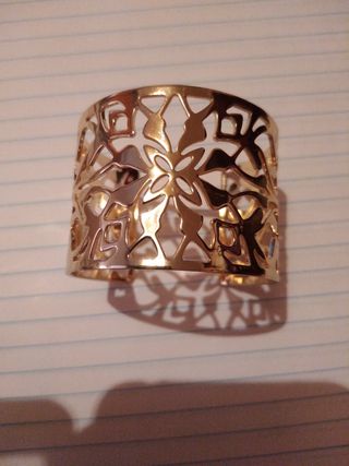 Pulsera / brazalete dorado con diseño calado