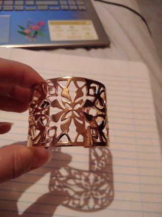 Pulsera / brazalete dorado con diseño calado