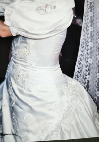 Vestido de Novia Blanco con Encaje ,bata de cola.
