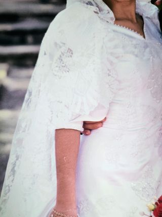 Vestido de Novia Blanco con Encaje ,bata de cola.
