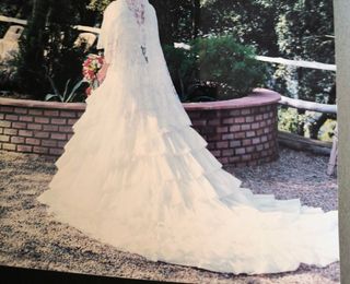 Vestido de Novia Blanco con Encaje ,bata de cola.
