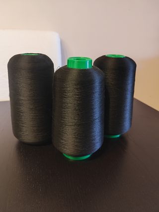 Rollos de hilaza negra