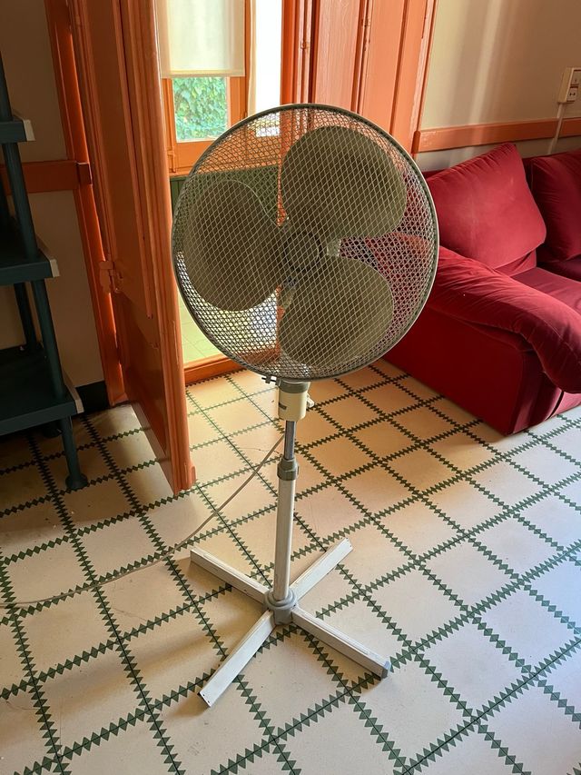 Ventilador de pie metálico blanco