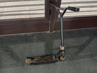Patinete Negro con Ruedas Doradas