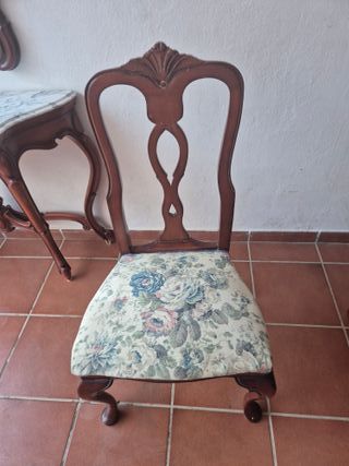 Mesa de salón y 4 sillas de madera