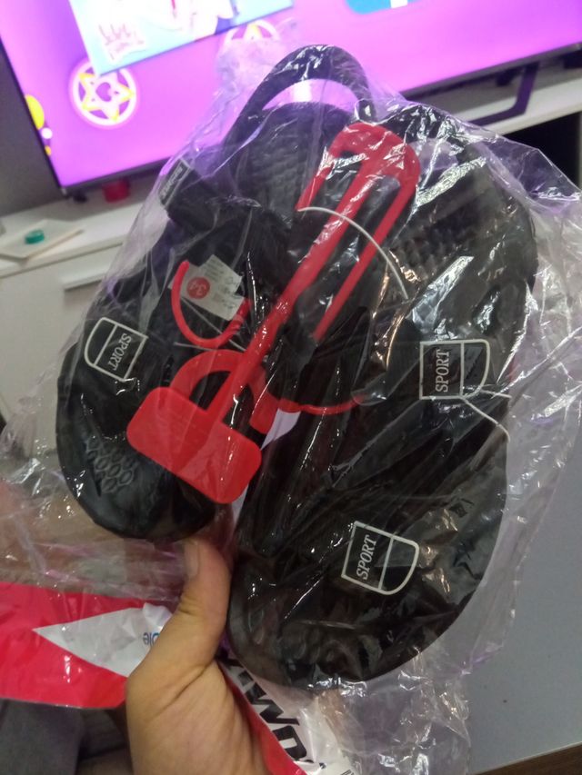 Chanclas de niño negras y rojas