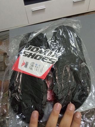 Chanclas de niño negras y rojas