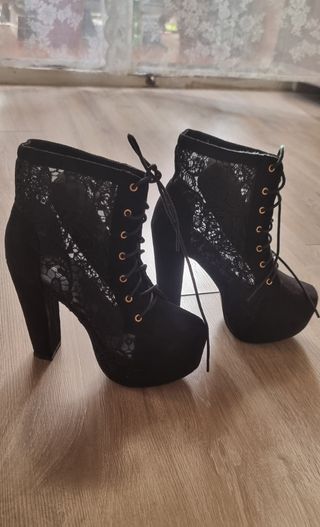 Botines de encaje negros con cordones