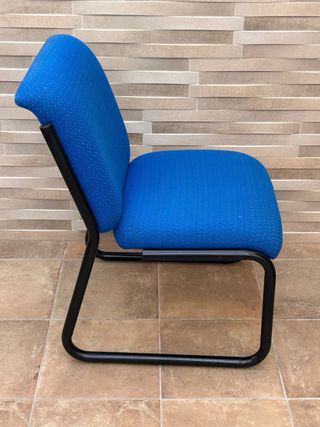 Sillas de oficina azules acolchadas