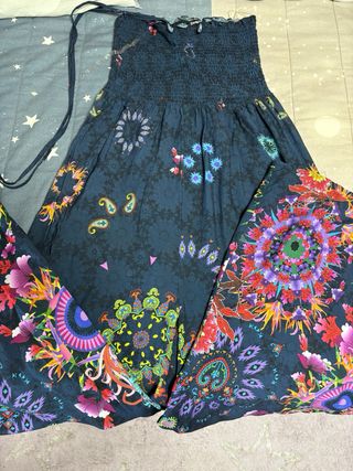 Peto con estampados de flores. Talla M