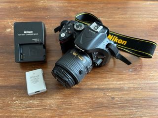 Cámara Nikon D5200 + Objetivo AF-S 18-55mm VR II