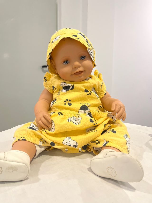 Muñeco bebé con traje de perritos