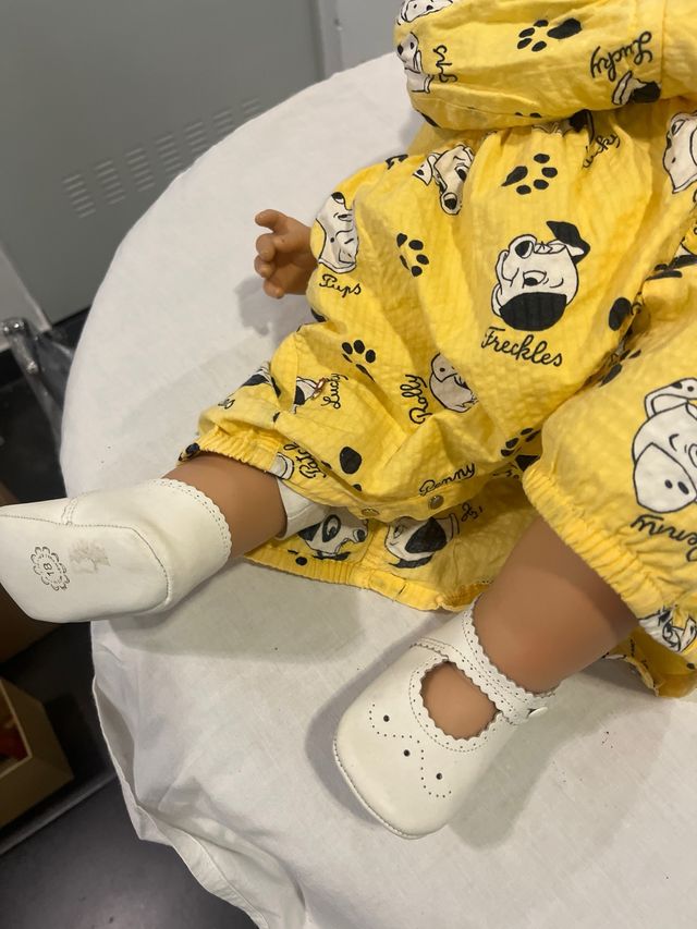 Muñeco bebé con traje de perritos