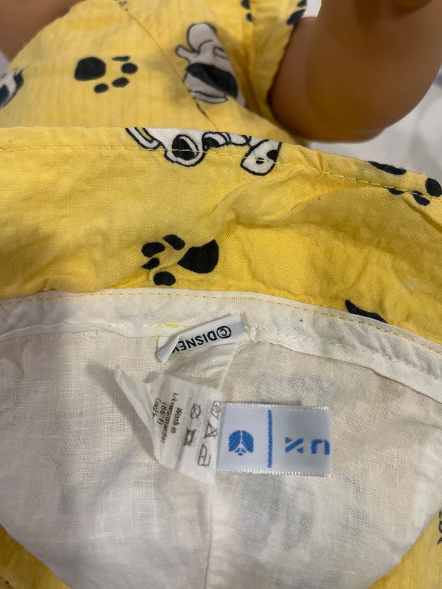 Muñeco bebé con traje de perritos