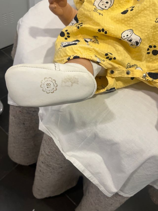 Muñeco bebé con traje de perritos