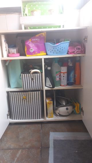 Mueble auxiliar blanco y plateado
