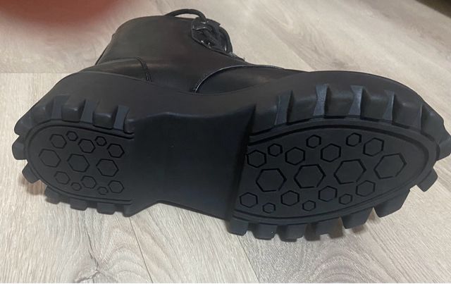 Botas militares negras con plataforma