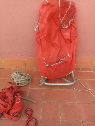 Mochila de montaña roja y plateada