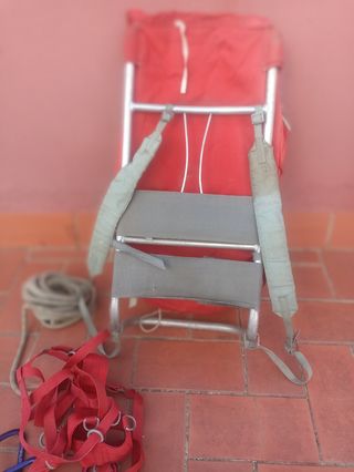 Mochila de montaña roja y plateada