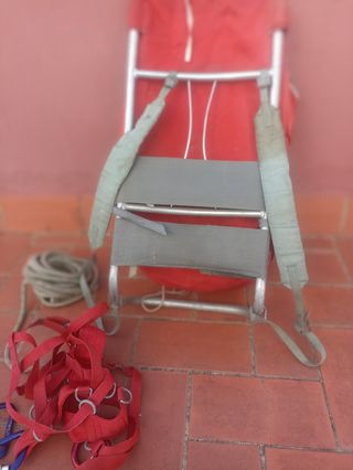 Mochila de montaña roja y plateada