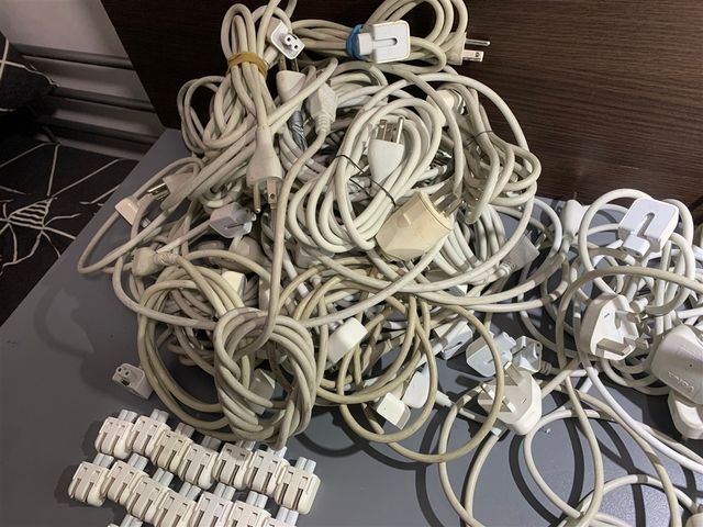 50 Cables y 25 Adaptadores MagSafe