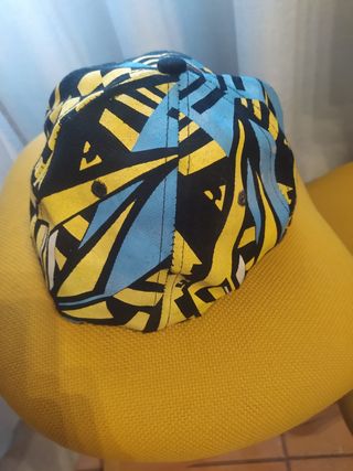 Gorra visera plana diseño geométrico