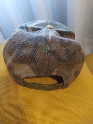 Gorra OBEY visera plana camuflaje leopardo