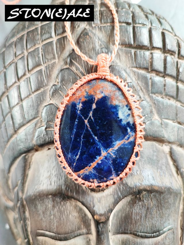 Collana con ciondolo in macrame con sodalite